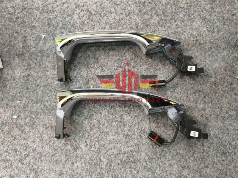 Tay mở cửa ngoài mercedes