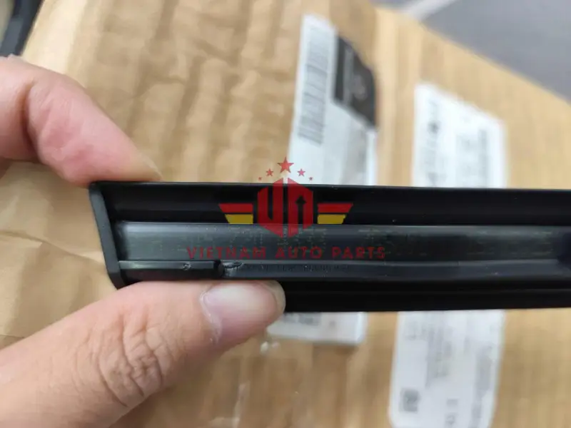 Nẹp chân kính trước trái mercedes C250