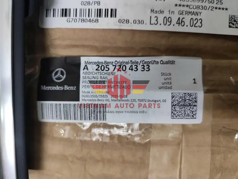 Nẹp chân kính trước trái mercedes W205