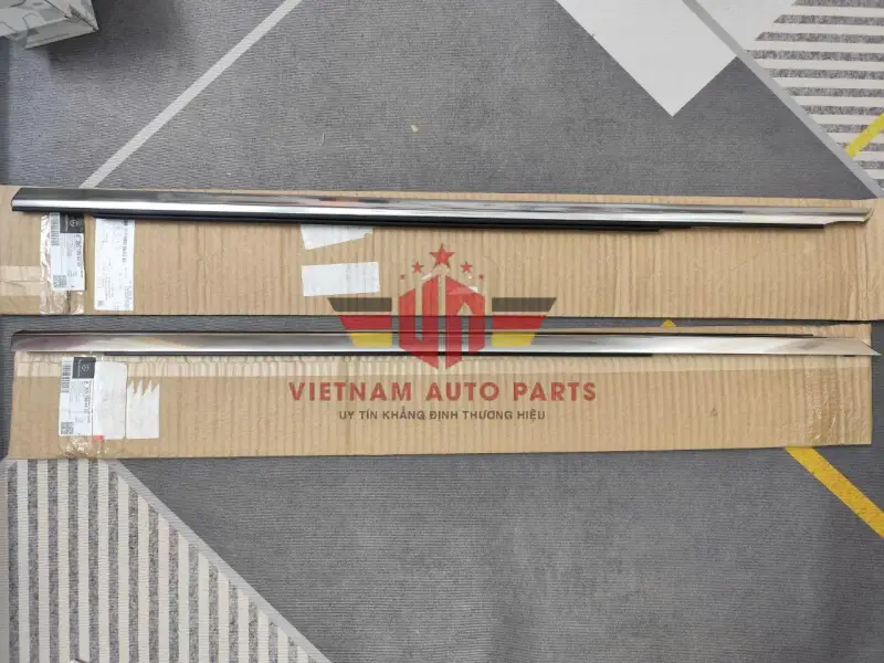 Nẹp chân kính trước phải mercedes W205