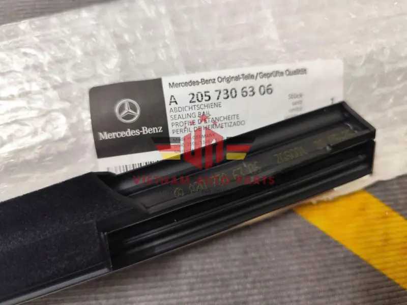 Nẹp chân kính sau phải mercedes W205