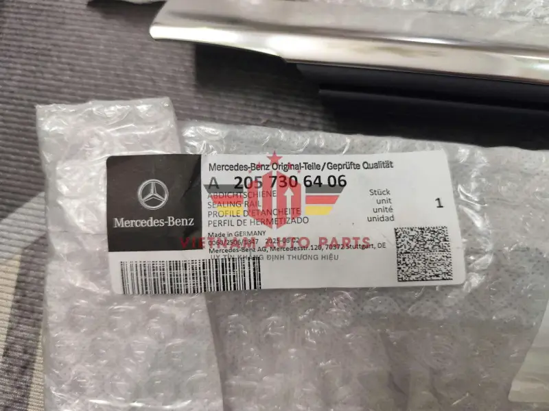 Nẹp chân kính sau phải mercedes W205